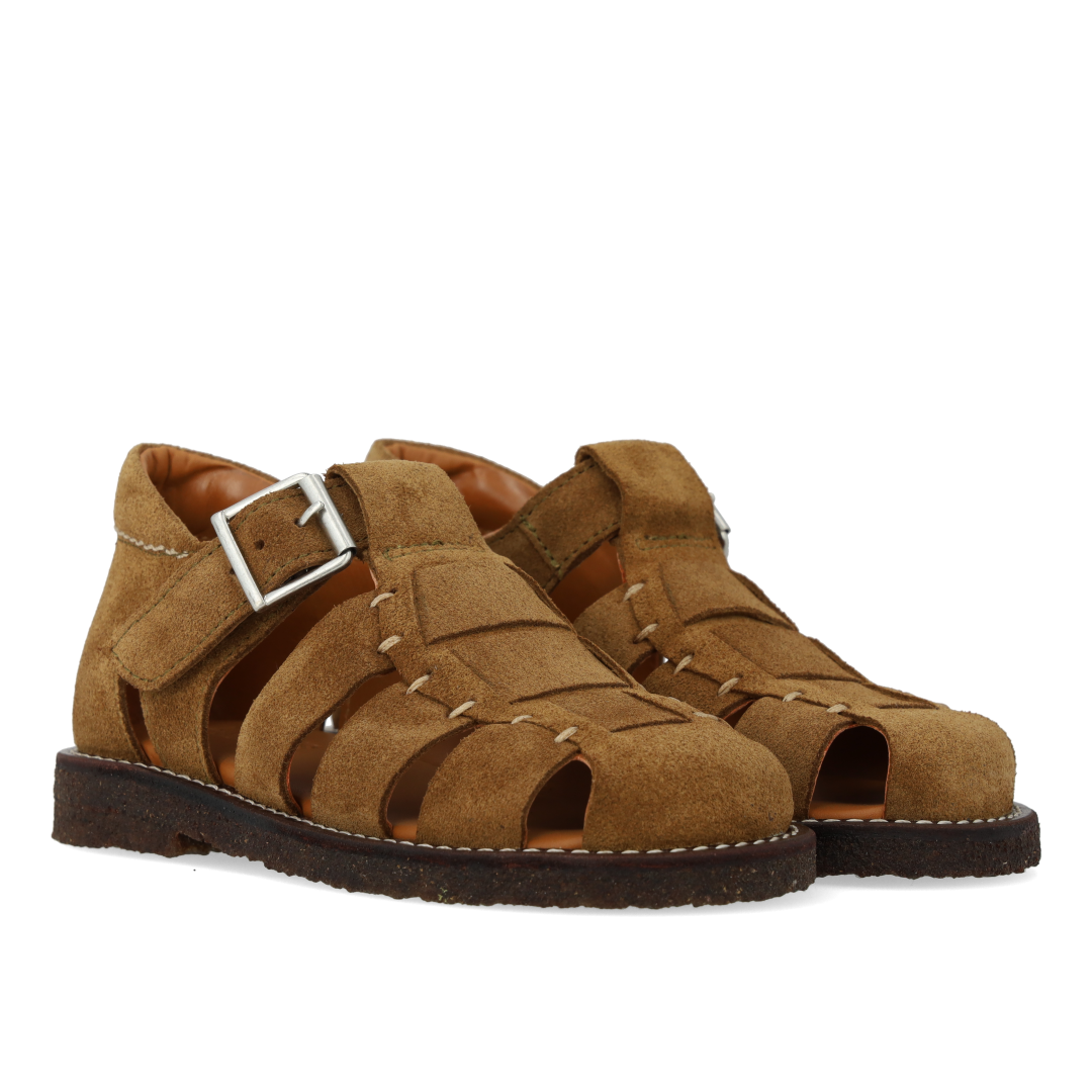 Fisherman sandal with closed toe and topstitch detail
