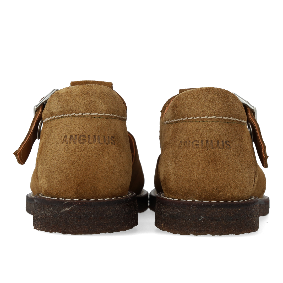 Fisherman sandal with closed toe and topstitch detail