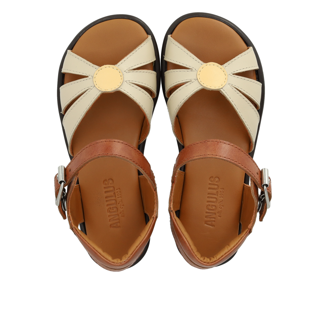 Daisy sandal with contrasting colors