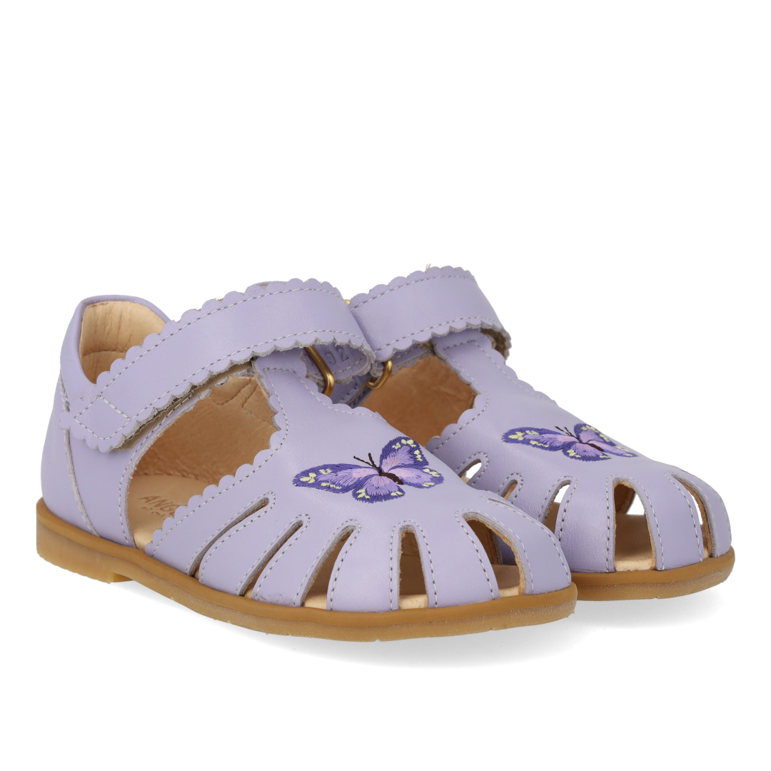 Closed-toe sandal with butterfly