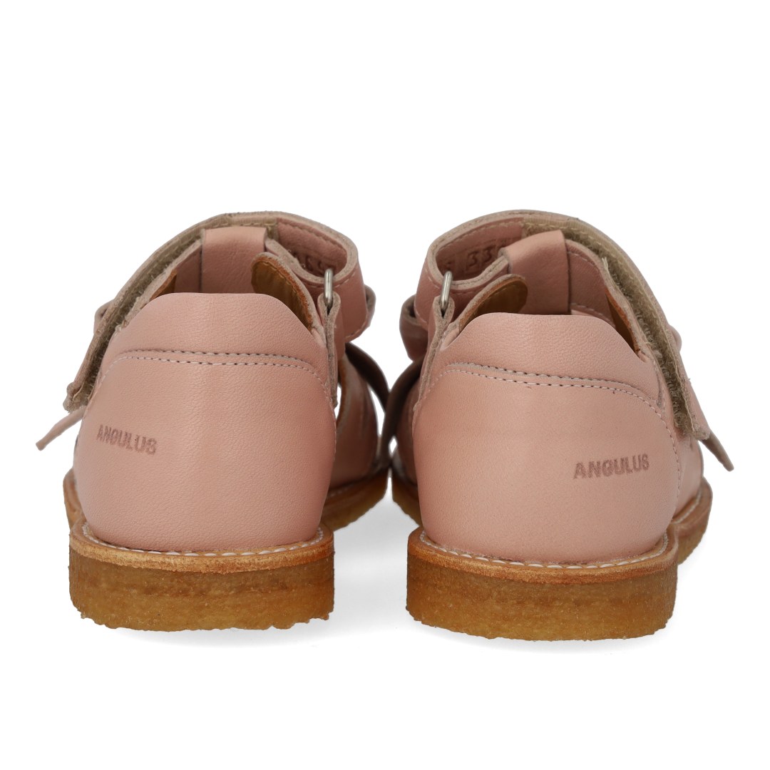 Closed-toe sandal with bow