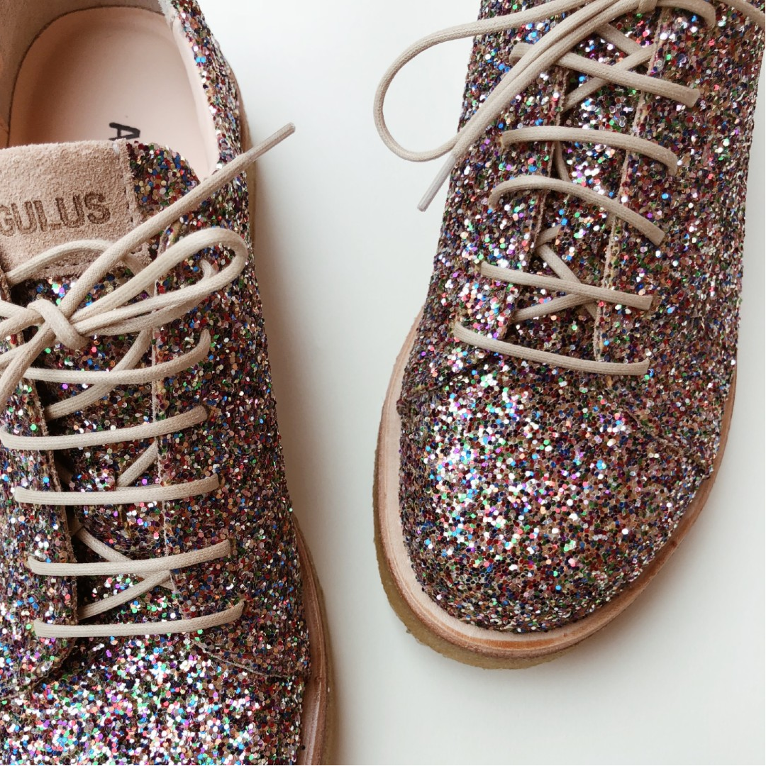 Sneaker with glitter on platform sole