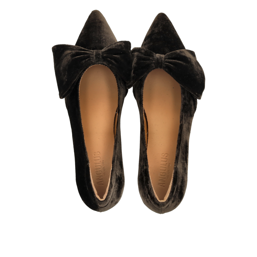 Bow pump in soft velour