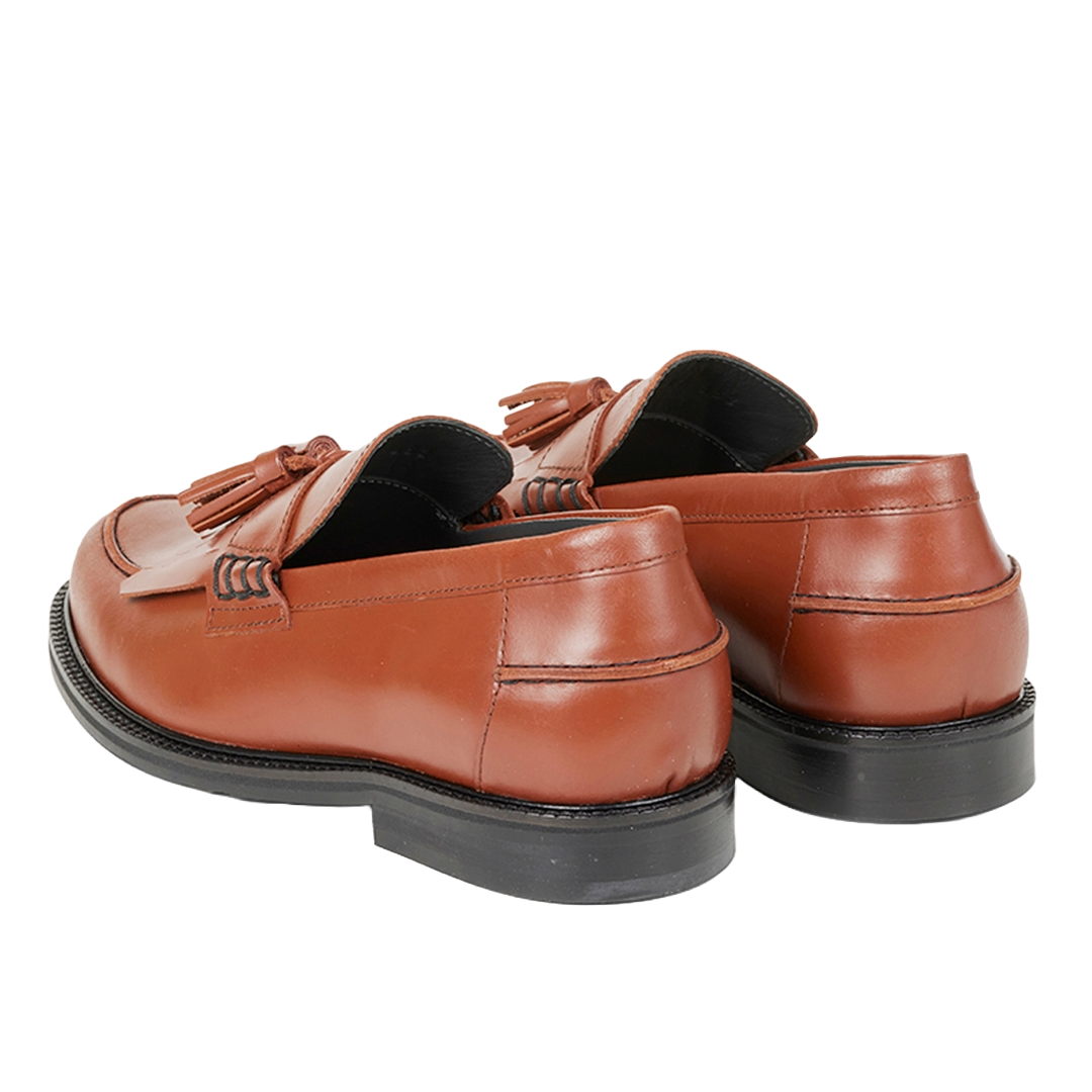 Loafer with tassels