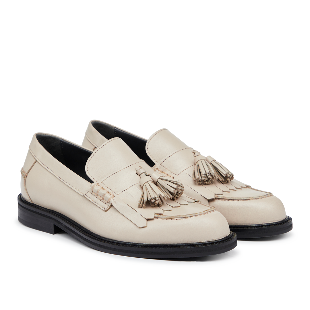 Loafer with tassels