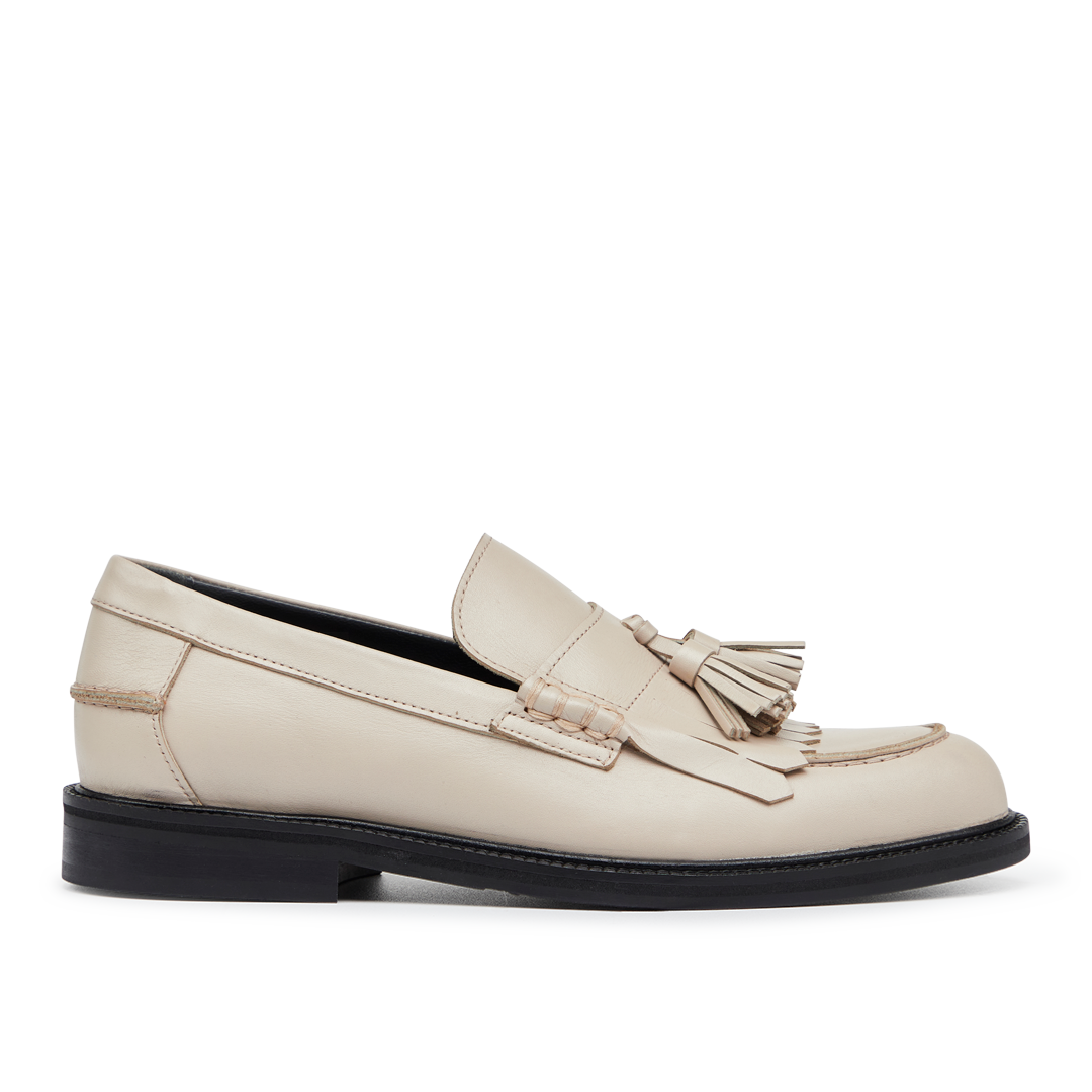 Loafer with tassels