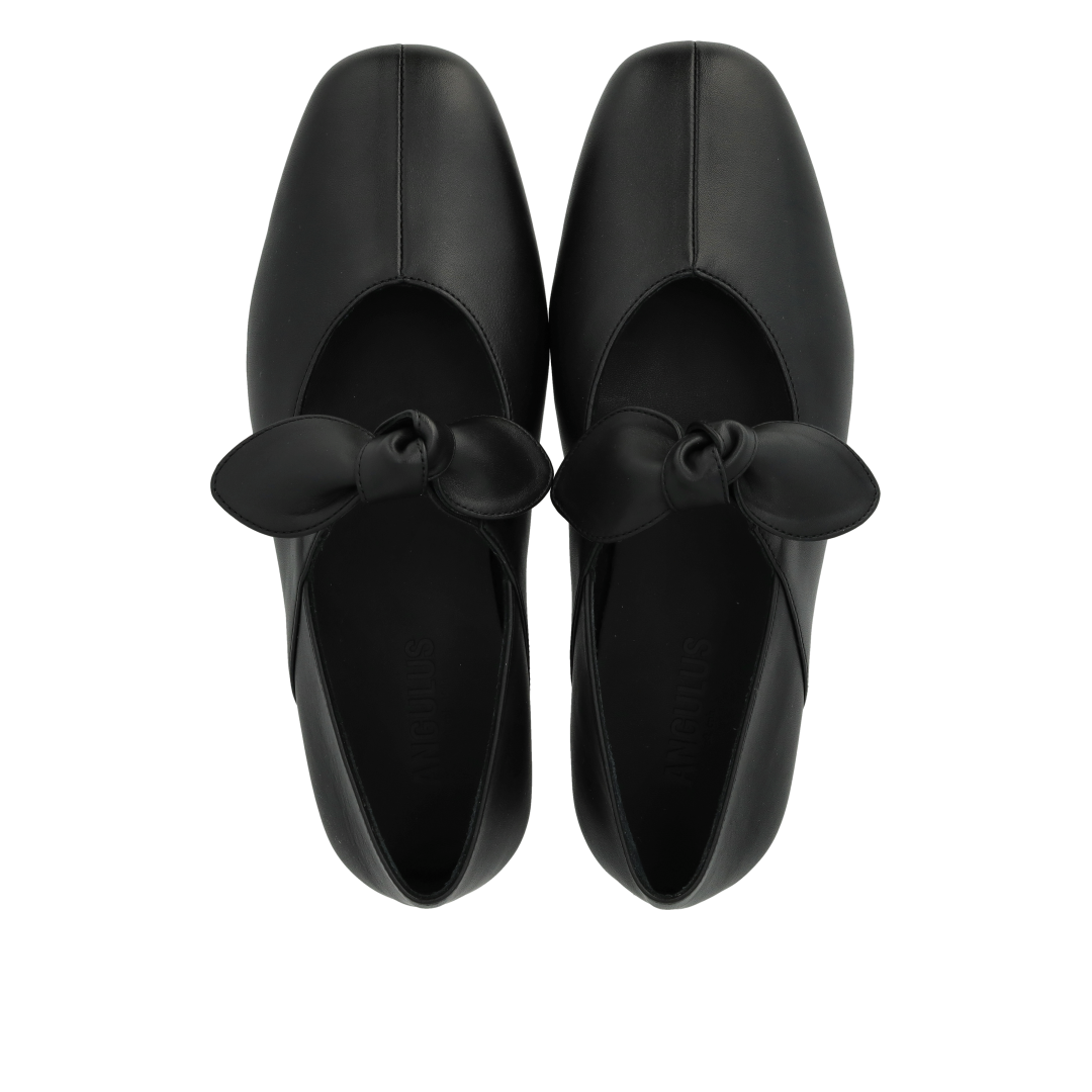 ballerina with decorative elastic bow detail