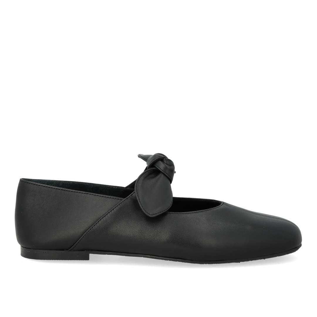 ballerina with decorative elastic bow detail