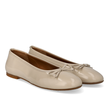 Classic ballerina with bow detail