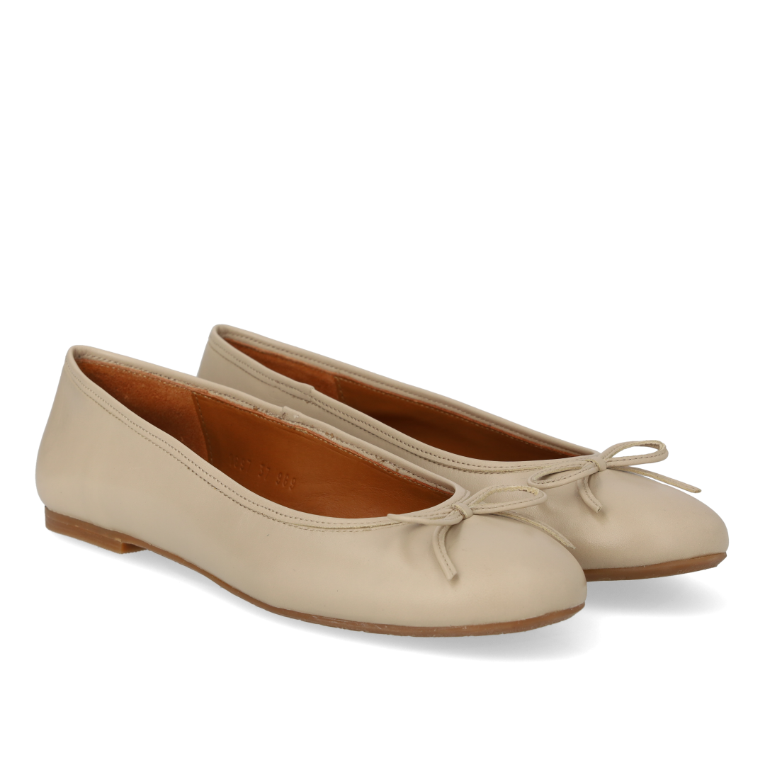 Classic ballerina with bow detail