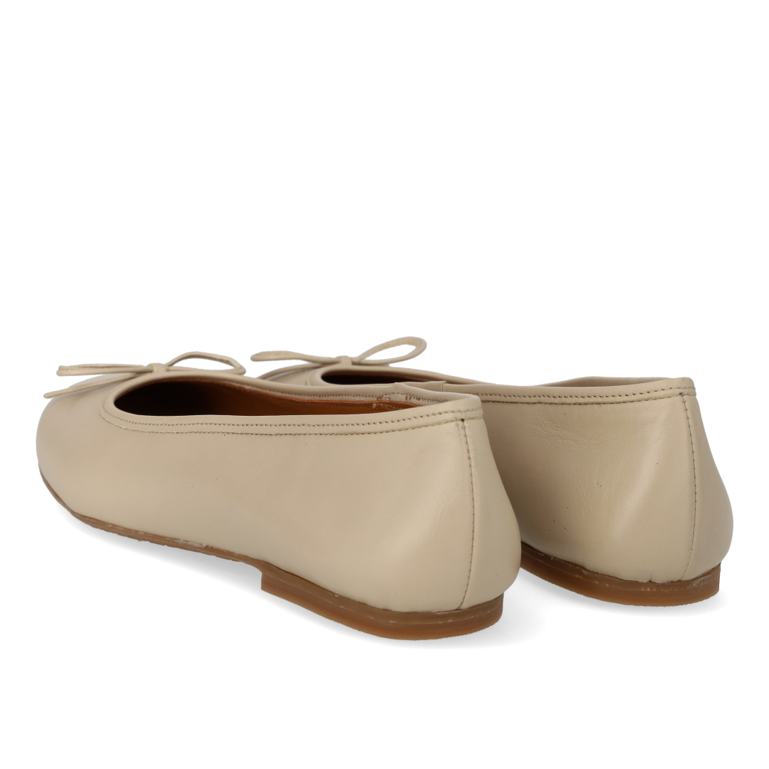 Classic ballerina with bow detail