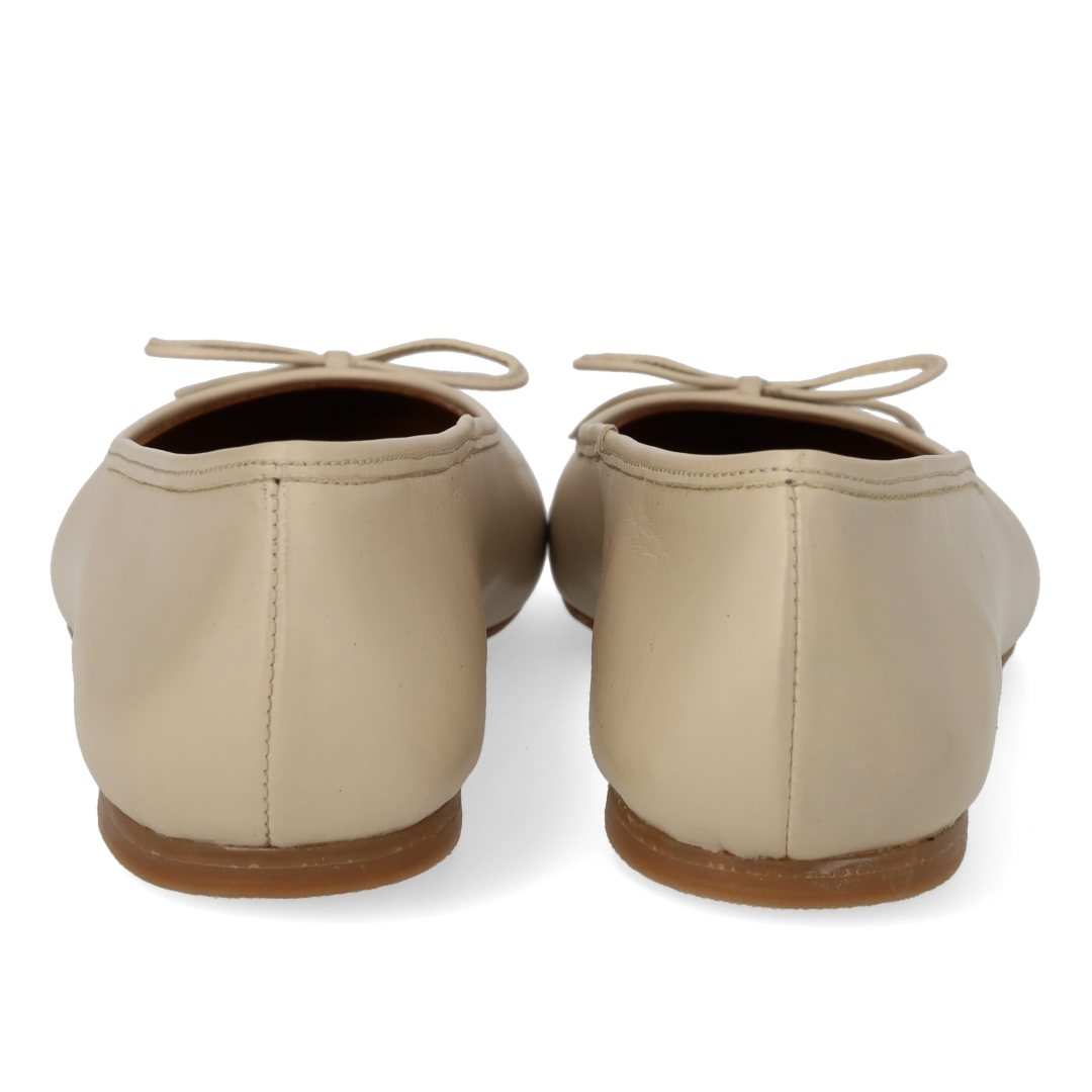 Classic ballerina with bow detail