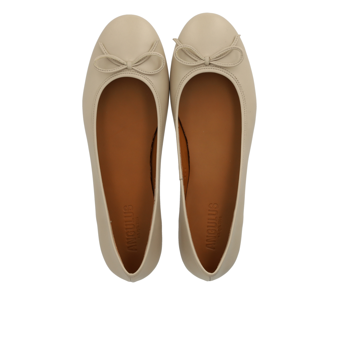 Classic ballerina with bow detail
