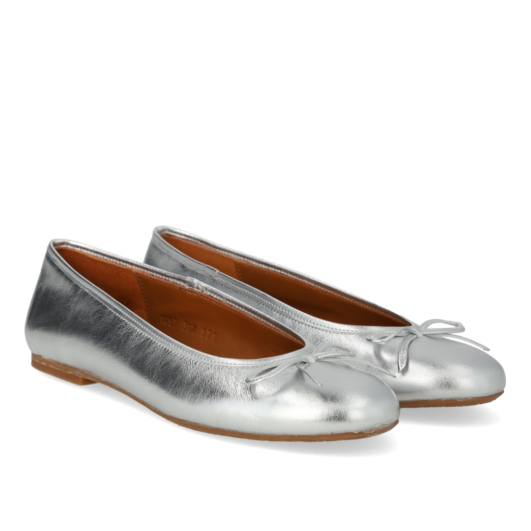 Classic ballerina with bow detail