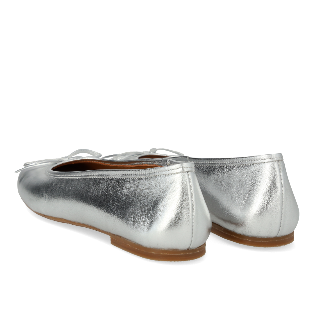 Classic ballerina with bow detail