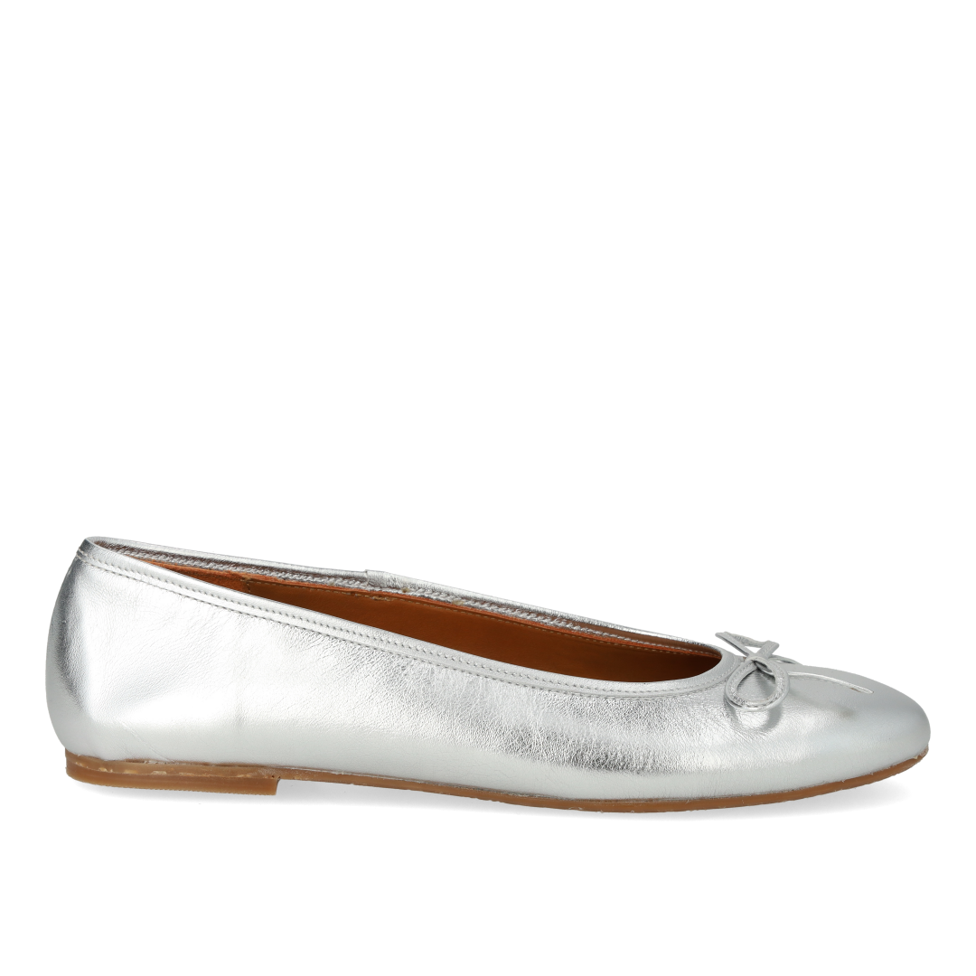 Classic ballerina with bow detail