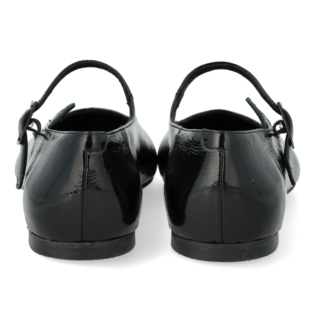 ballerina with a moderately square toe