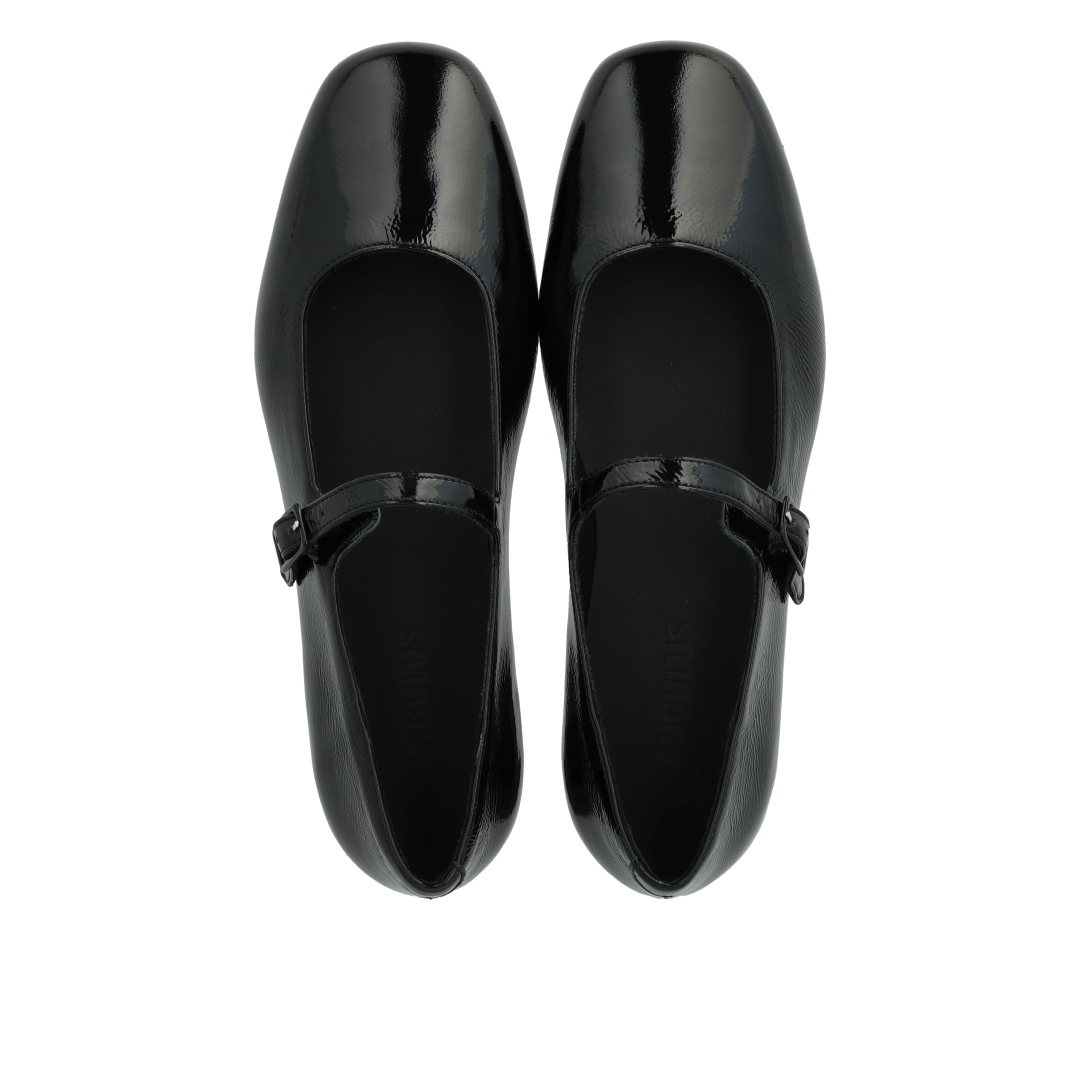 ballerina with a moderately square toe