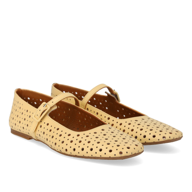 Soft ballerina with decorative lace pattern