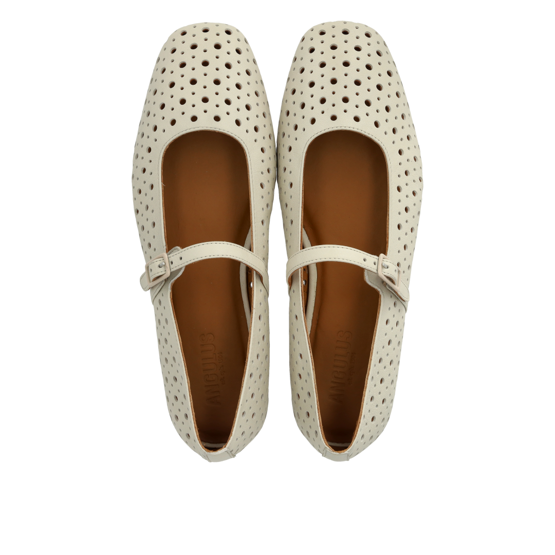 Soft ballerina flats with decorative cut-out pattern