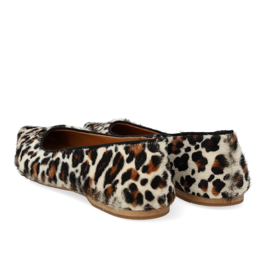 Pointed ballerina in leopard-print pony hair