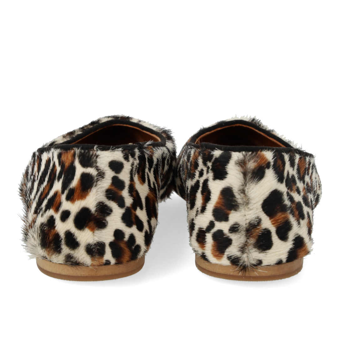 Pointed ballerina in leopard-print pony hair