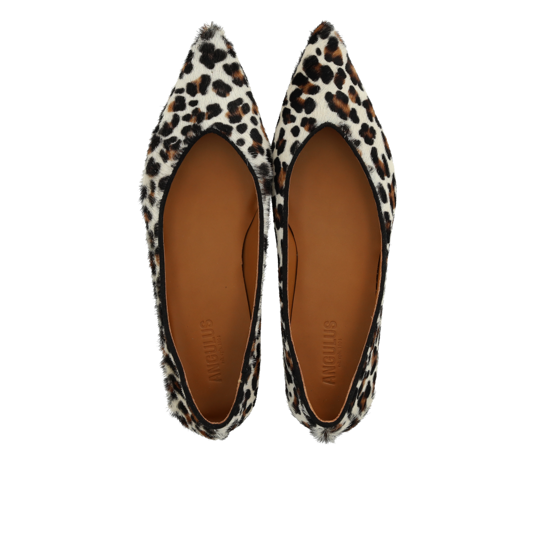 Pointed ballerina in leopard-print pony hair