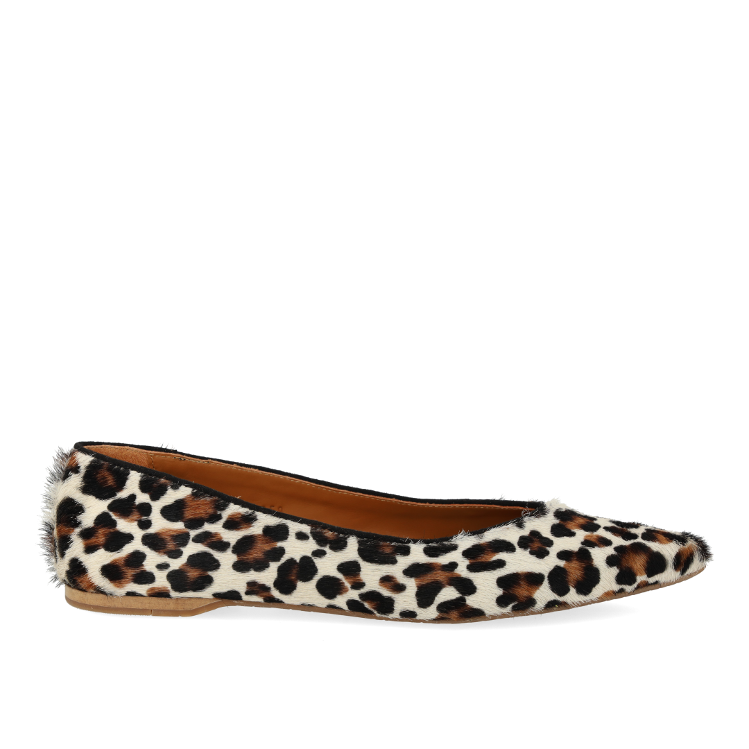 Pointed ballerina in leopard-print pony hair