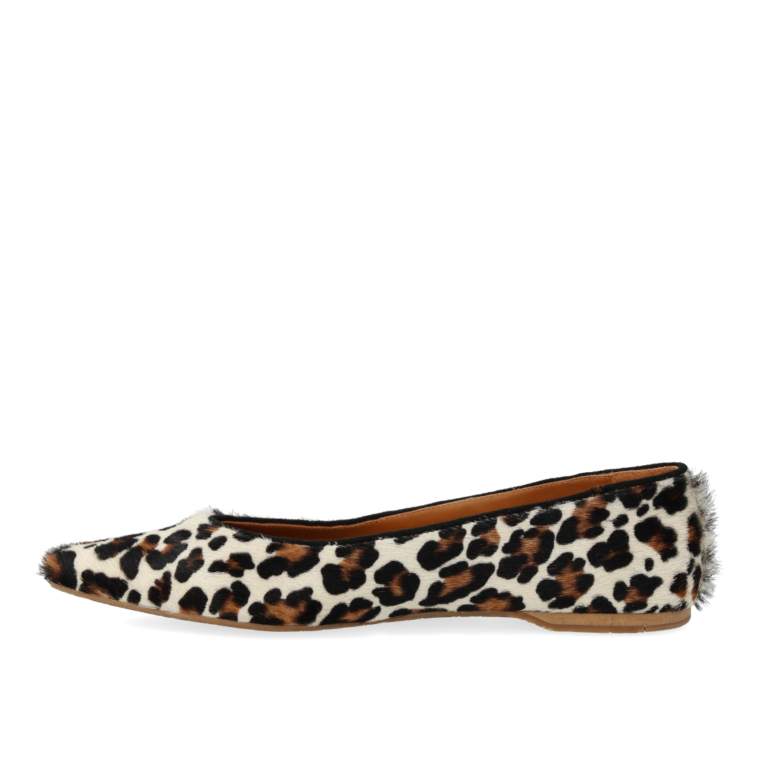 Pointed ballerina in leopard-print pony hair