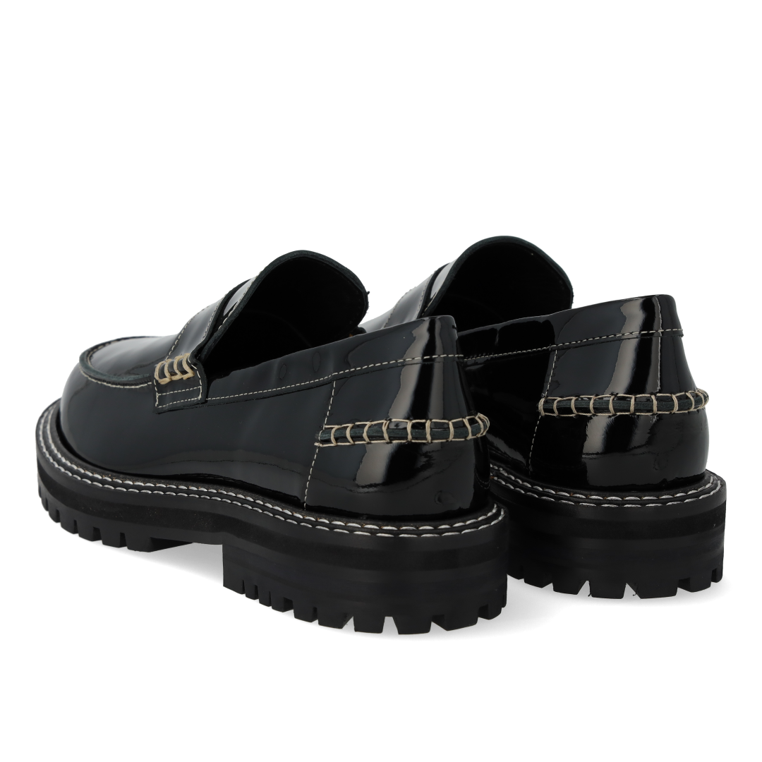 Penny loafer with contrast stitching