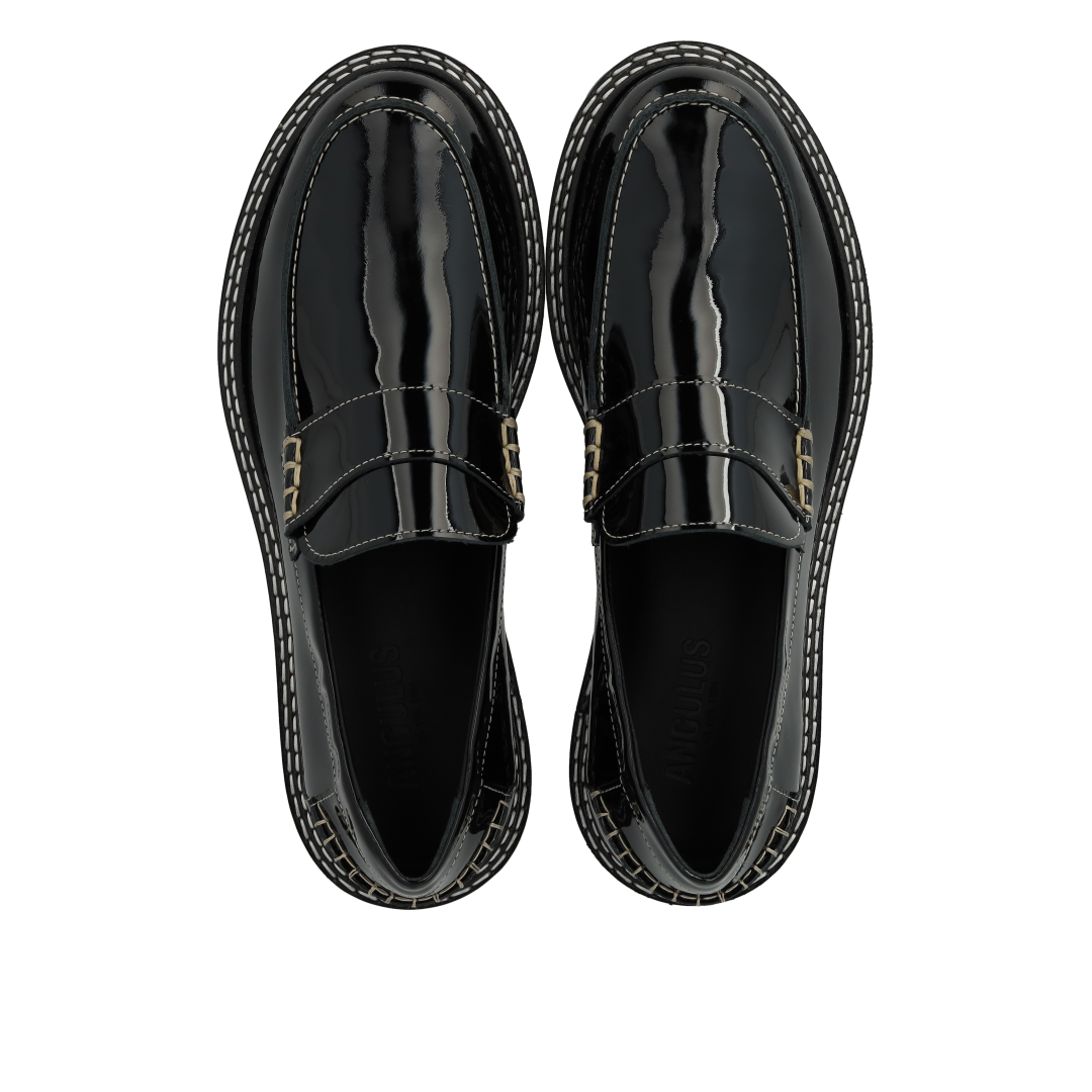 Penny loafer with contrast stitching
