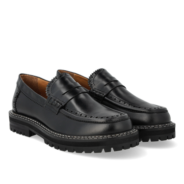 Loafer with decorative brogue hole pattern