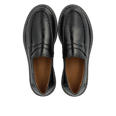 Loafer with decorative brogue hole pattern