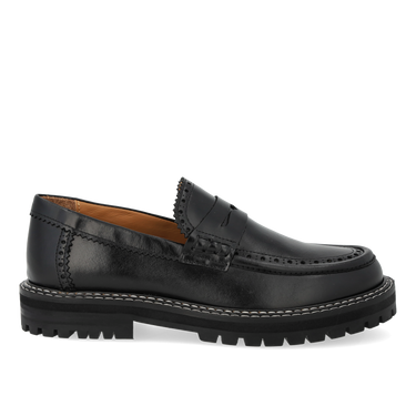 Loafer with decorative brogue hole pattern