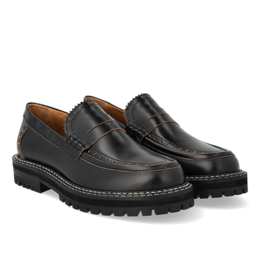 Loafer with decorative brogue hole pattern