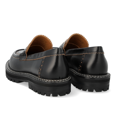 Loafer with decorative brogue hole pattern