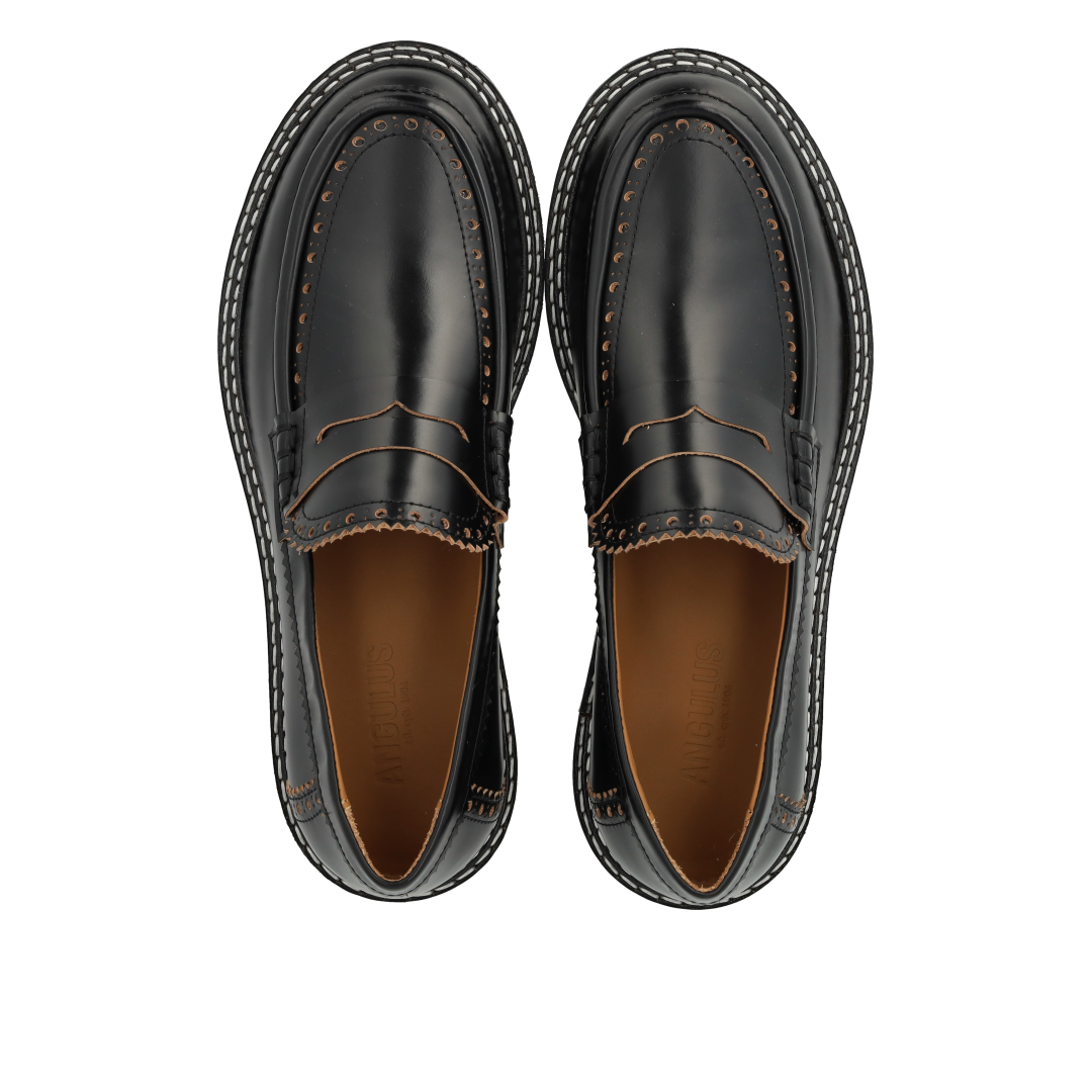 Loafer with decorative brogue perforations