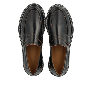 Loafer with decorative brogue hole pattern