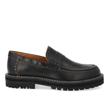 Loafer with decorative brogue hole pattern