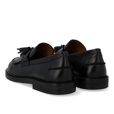 Spacious loafer with fringe and tassel detail