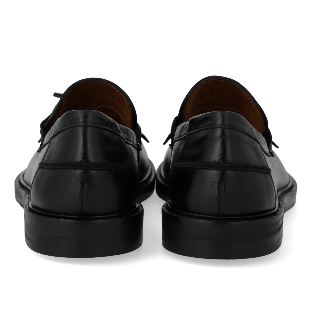 Wide loafer with fringes and tassel detail