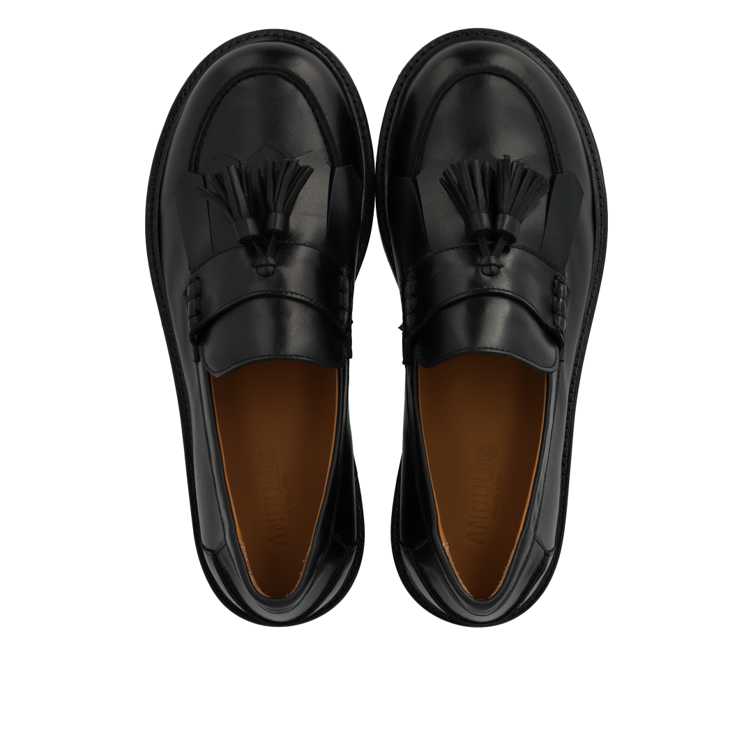 Wide loafer with fringes and tassel detail