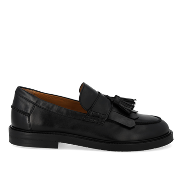 Spacious loafer with fringe and tassel detail