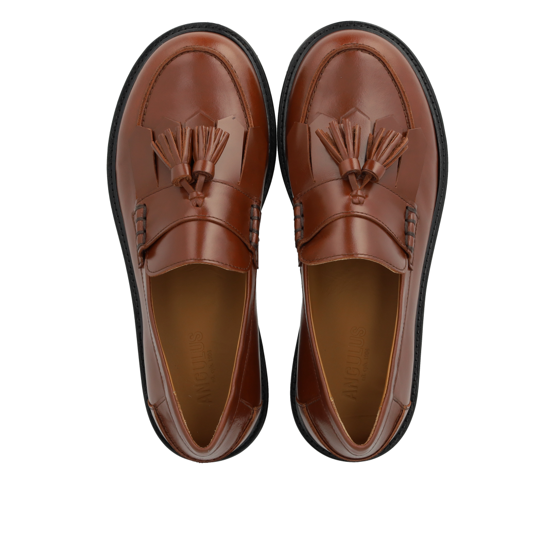 Wide loafer with fringes and tassel detail