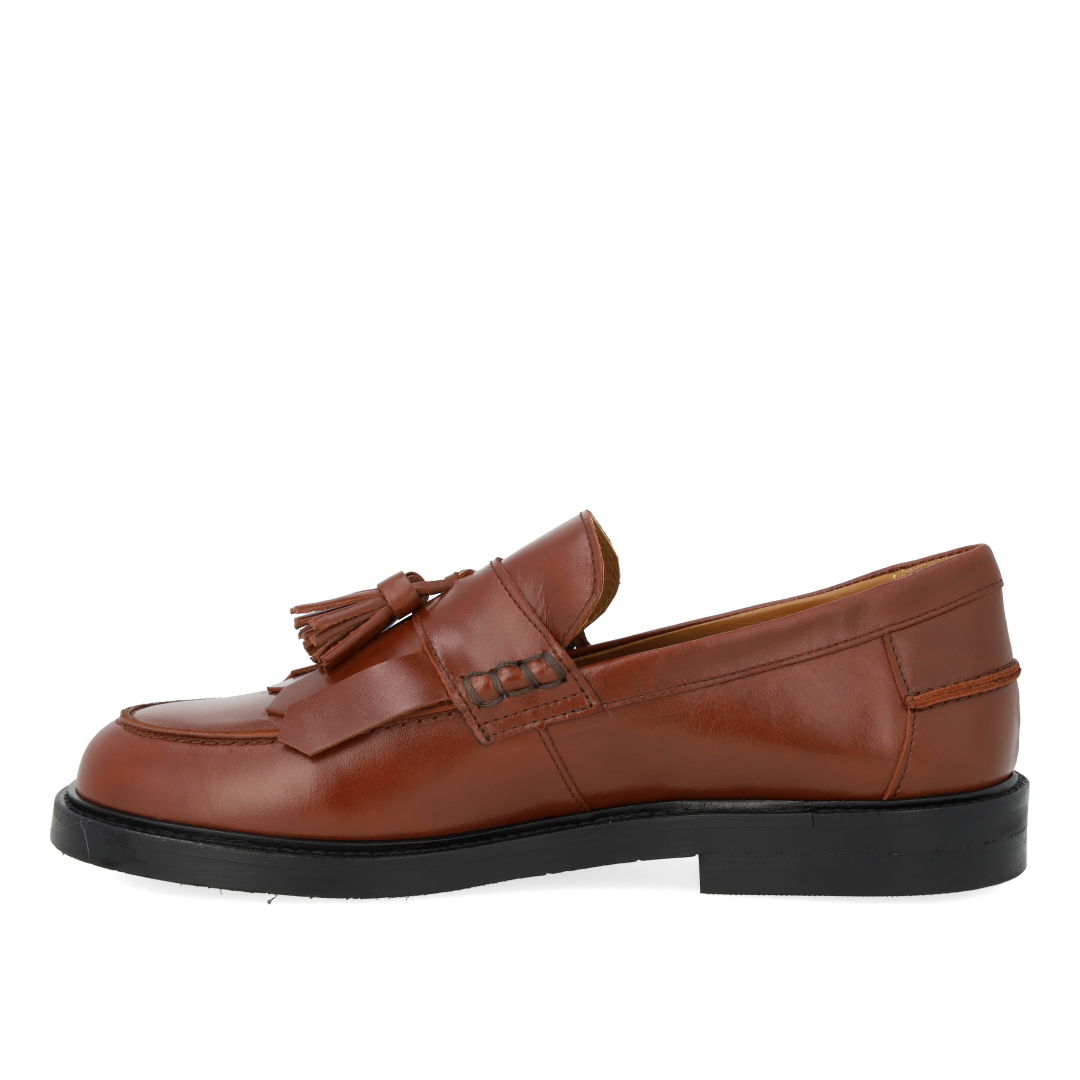 Wide loafer with fringes and tassel detail