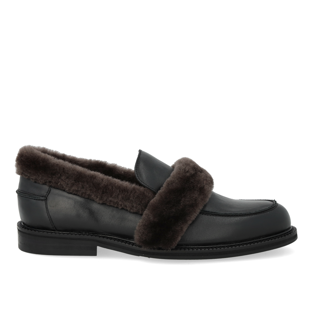 Loafer with soft fur trim