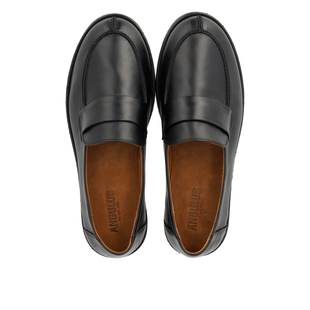 Ultra-soft loafer with stitching detail