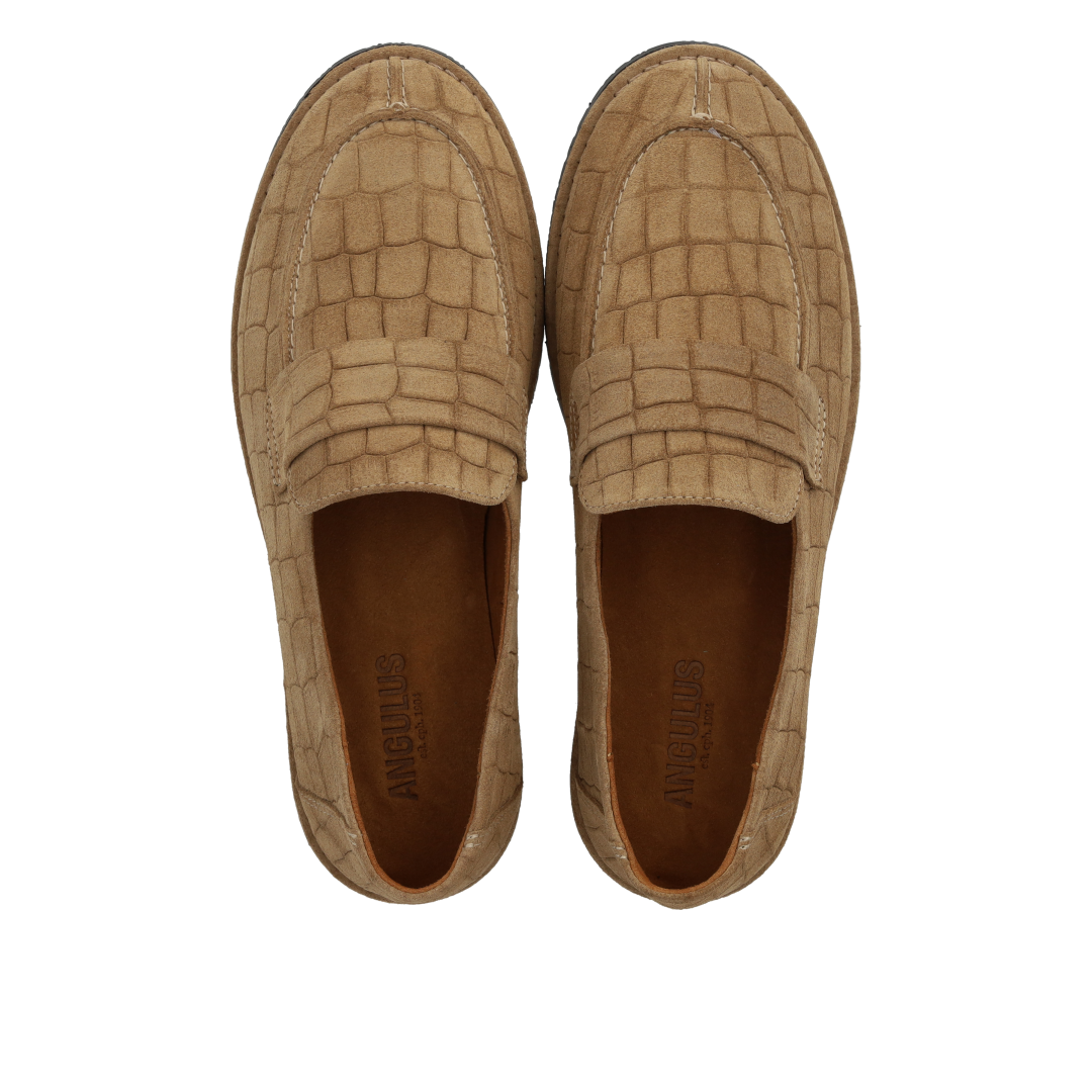 Ultra-soft loafer with stitching detail