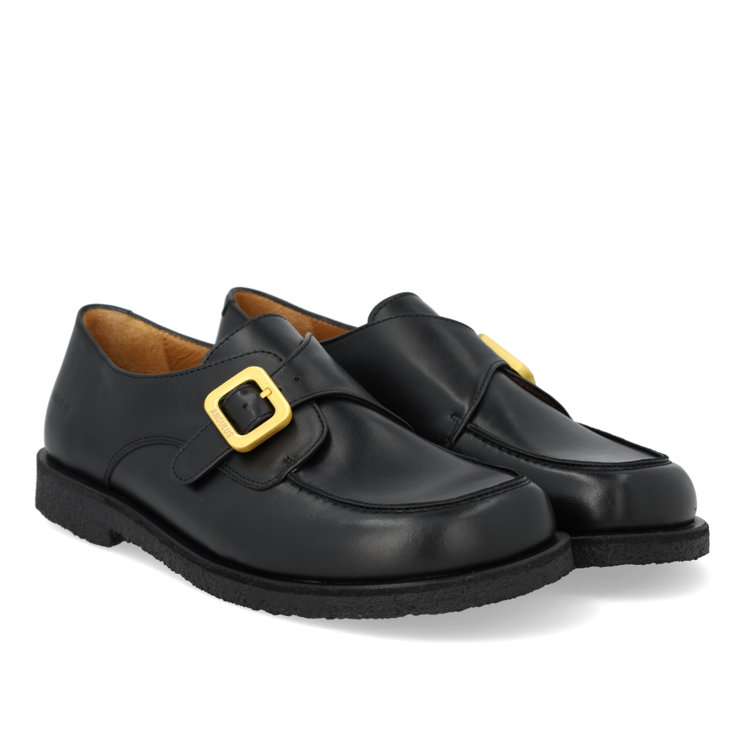 Shoes with buckle