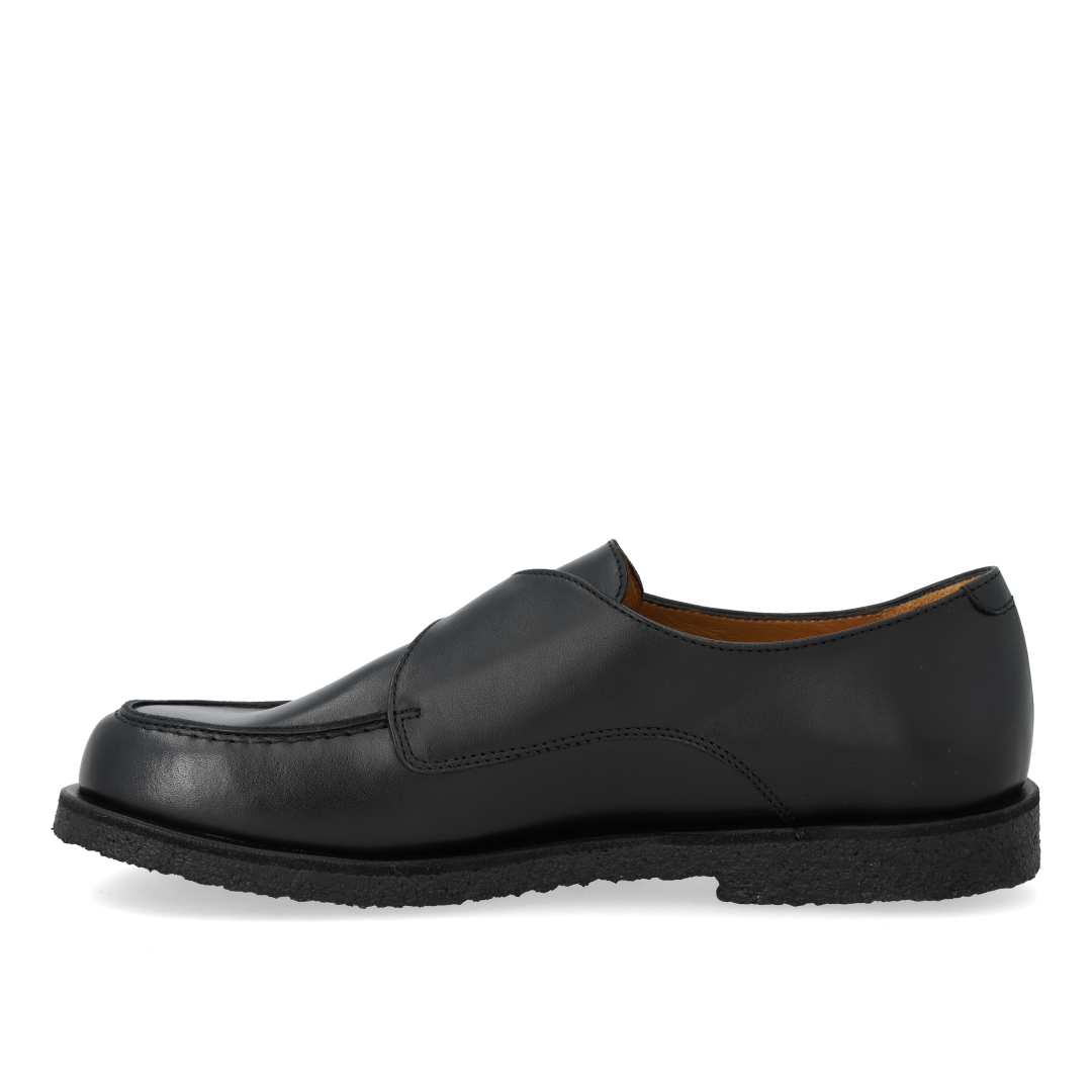 Shoes with buckle